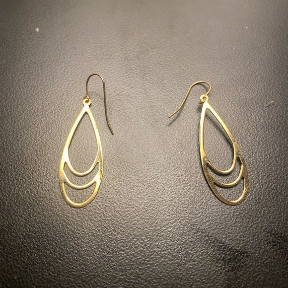 Chic Gold Teardrop Earrings - Picture 3 of 4